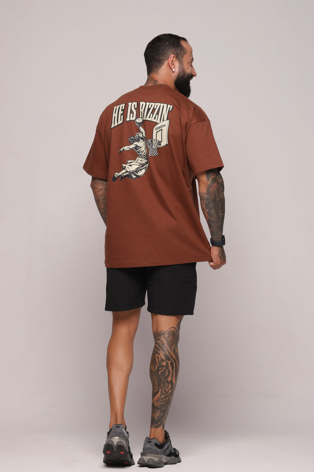 Camiseta oversized "He is Rizzin" strong marrom - 250g