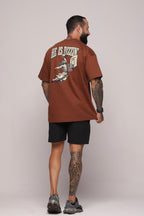 Camiseta oversized "He is Rizzin" strong marrom - 250g