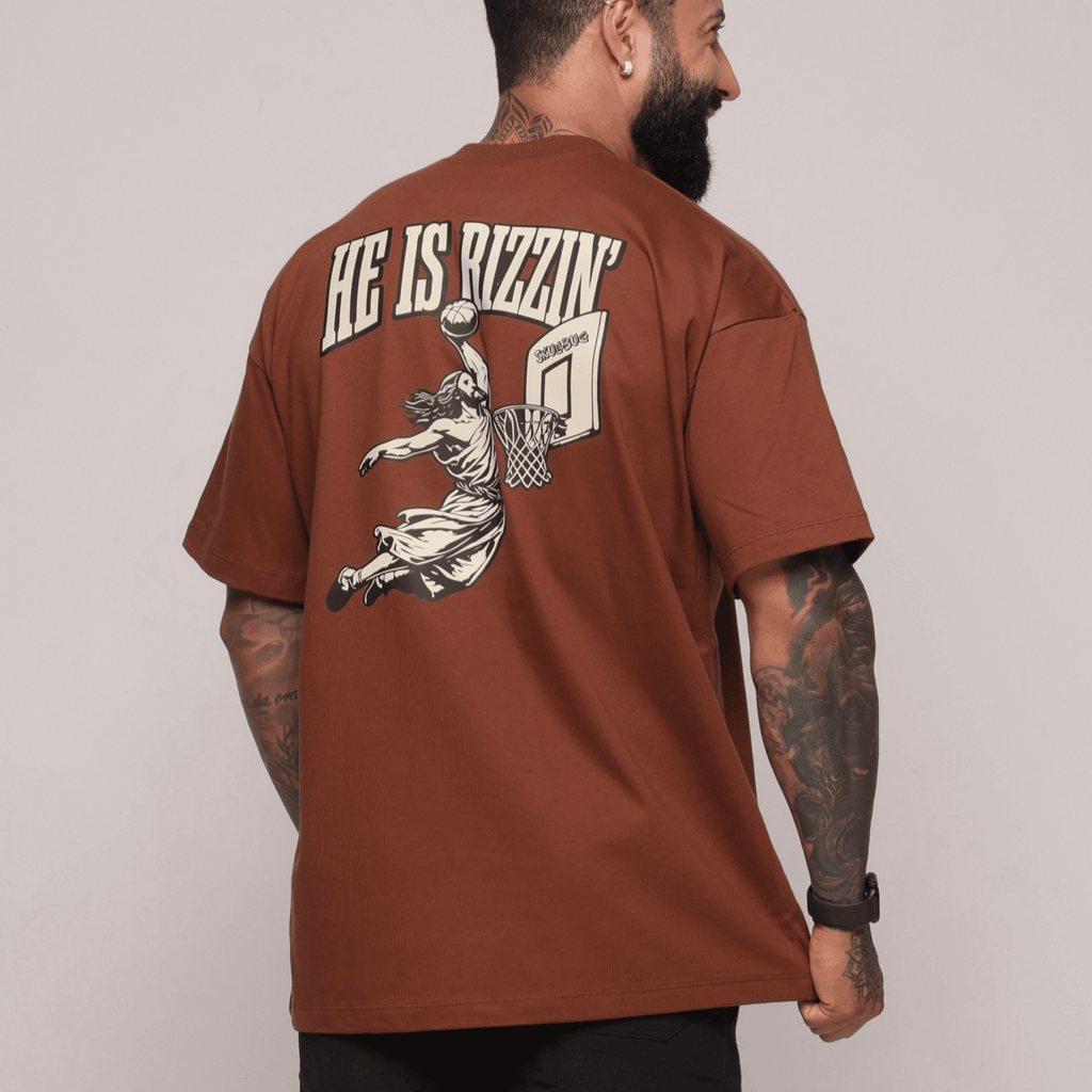 Camiseta oversized "He is Rizzin" strong marrom - 250g