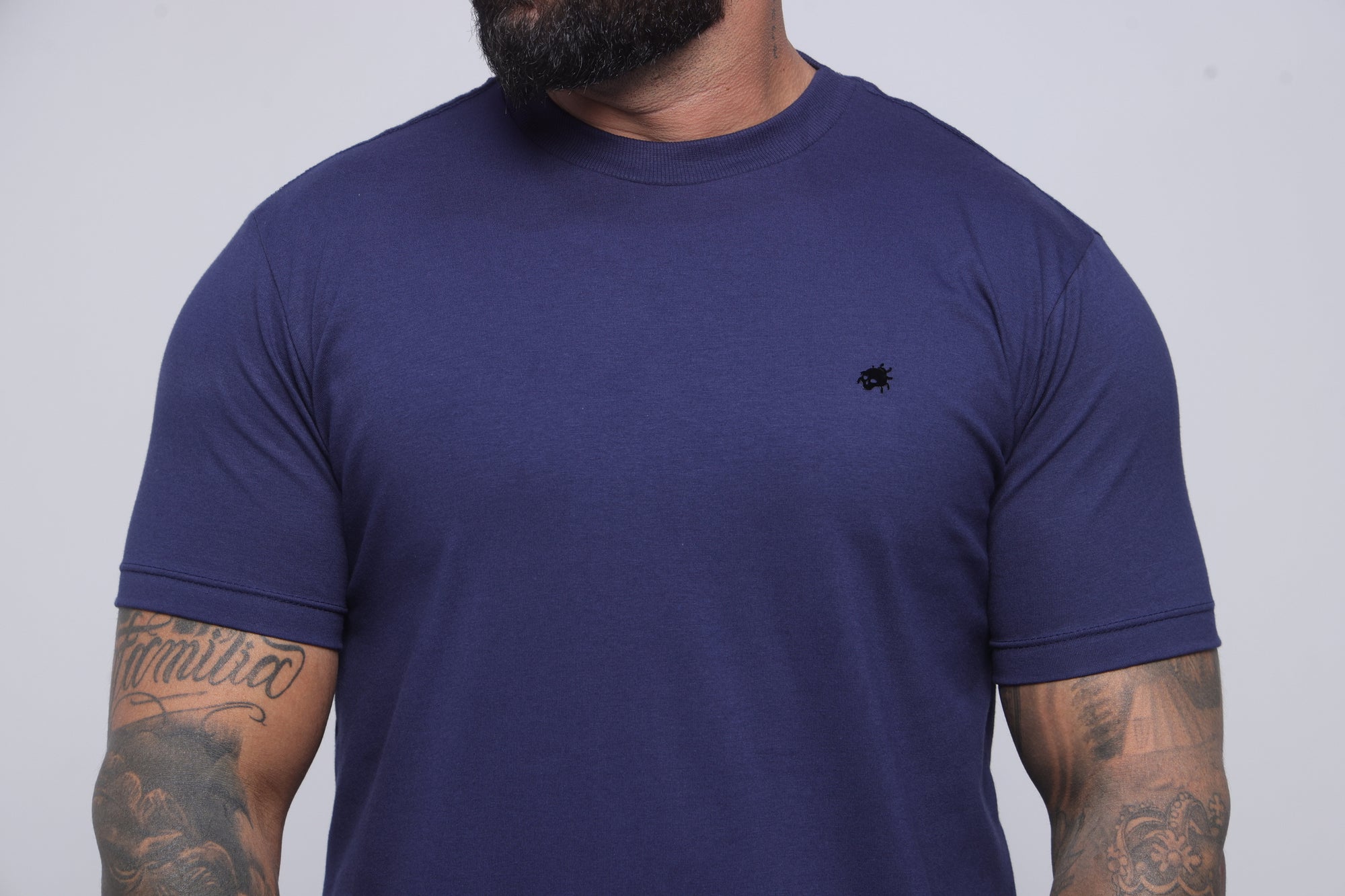Camiseta regular básica azul marinho