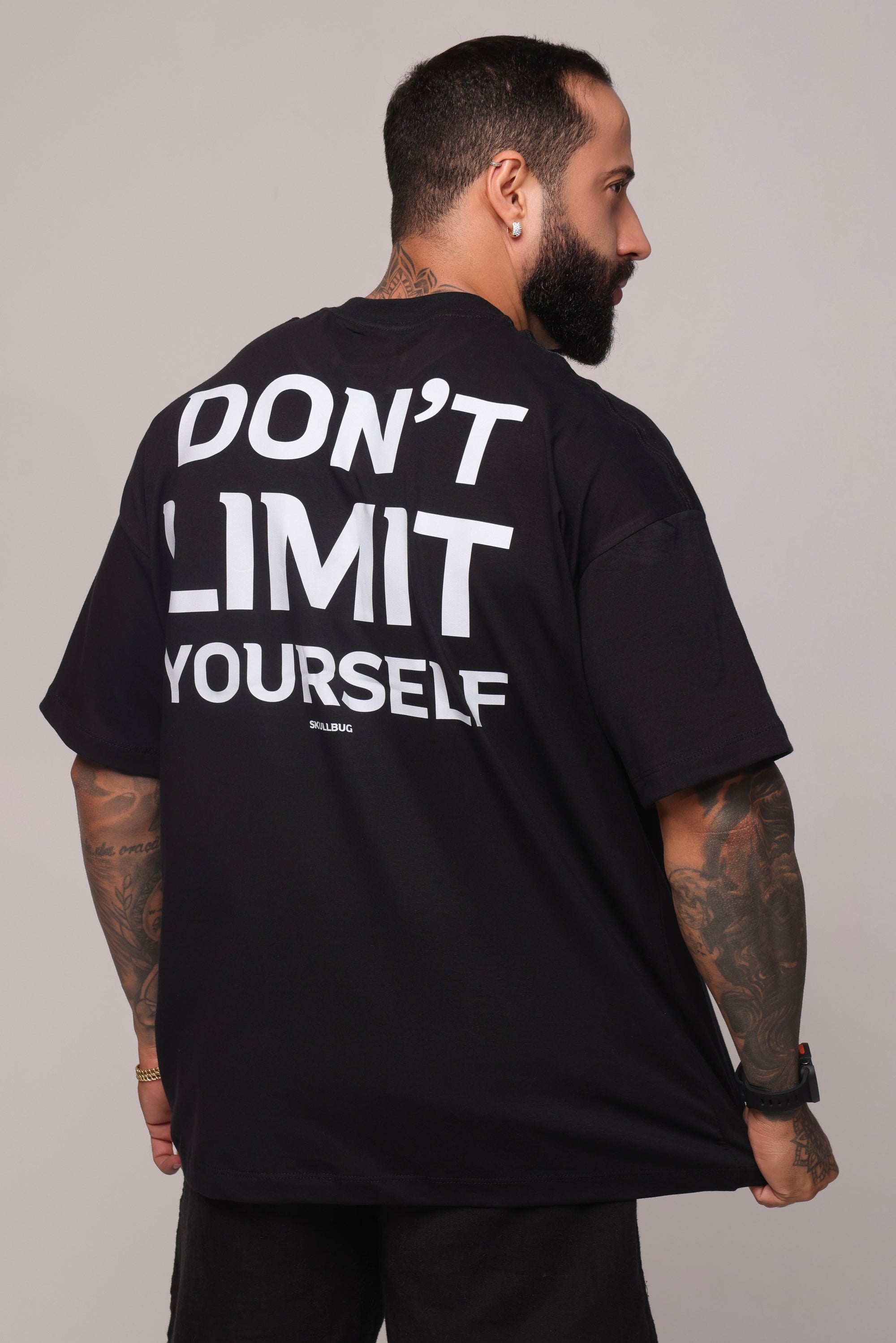 Camiseta oversized "Don´t limit yourself" - preta