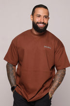 Camiseta oversized "He is Rizzin" strong marrom - 250g