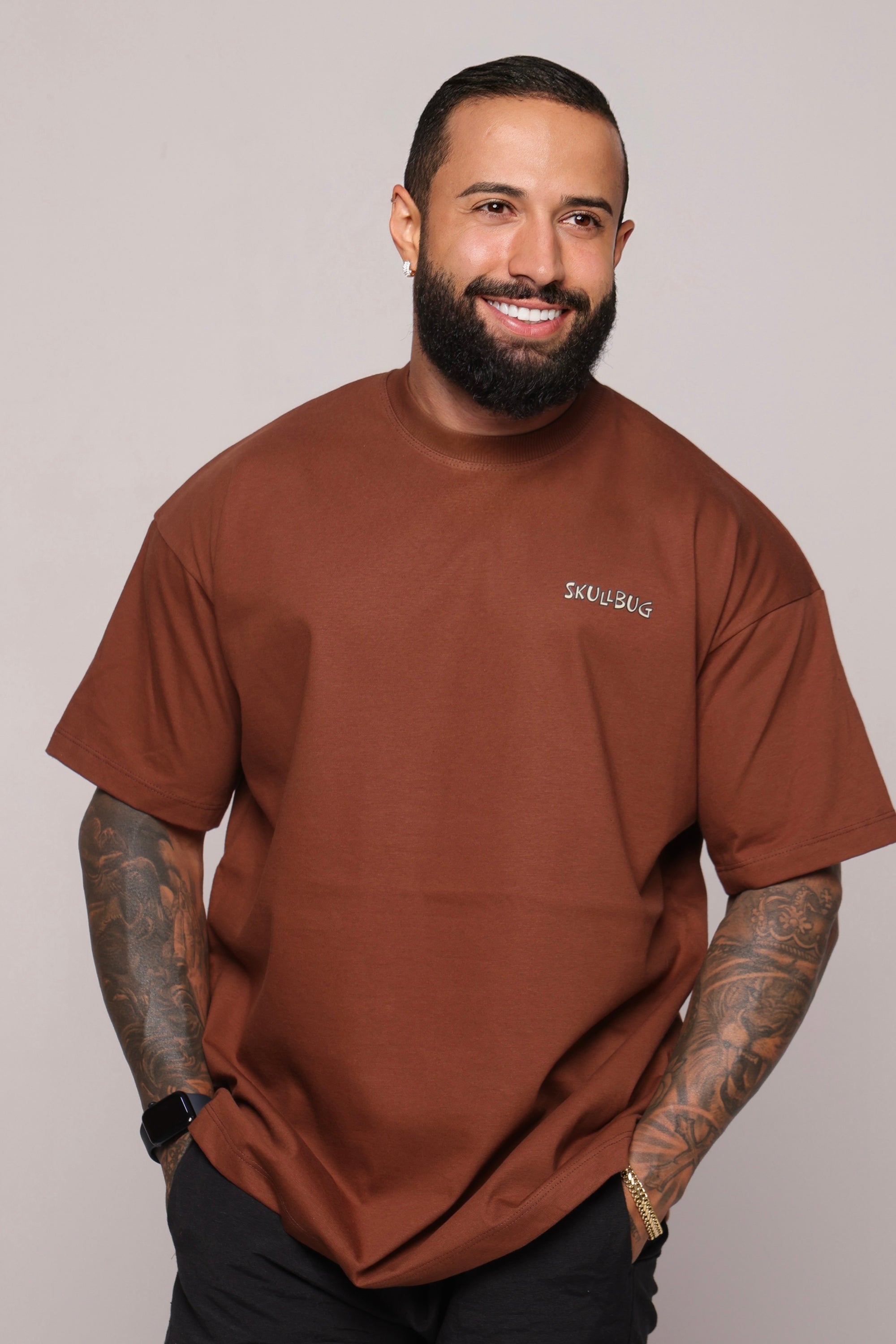 Camiseta oversized "He is Rizzin" strong marrom - 250g