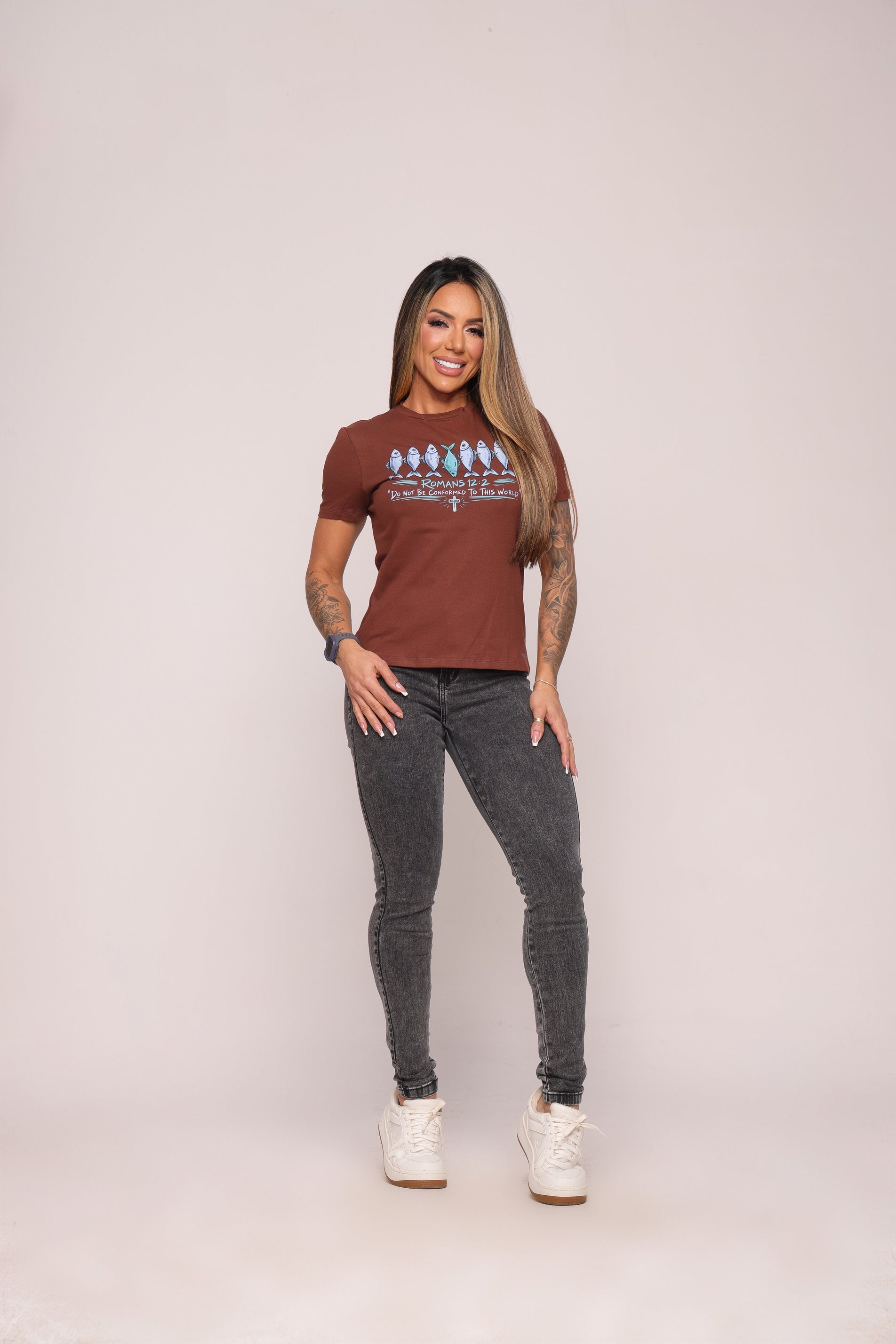 Camiseta babylook "Romanos 12:2" - marrom