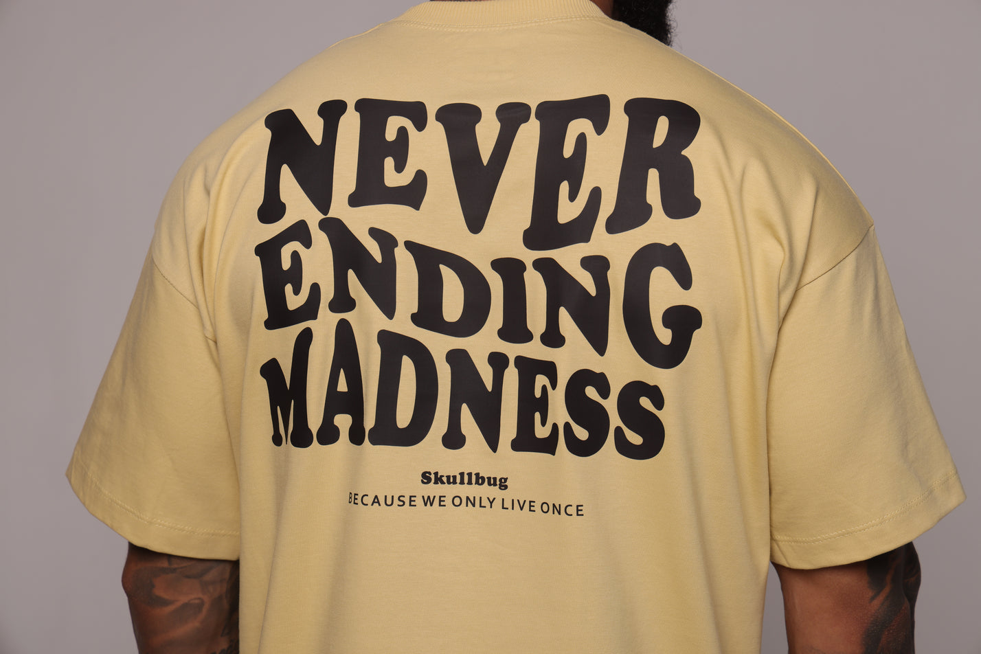 Camiseta oversized "Never ending" strong mostarda = 250g
