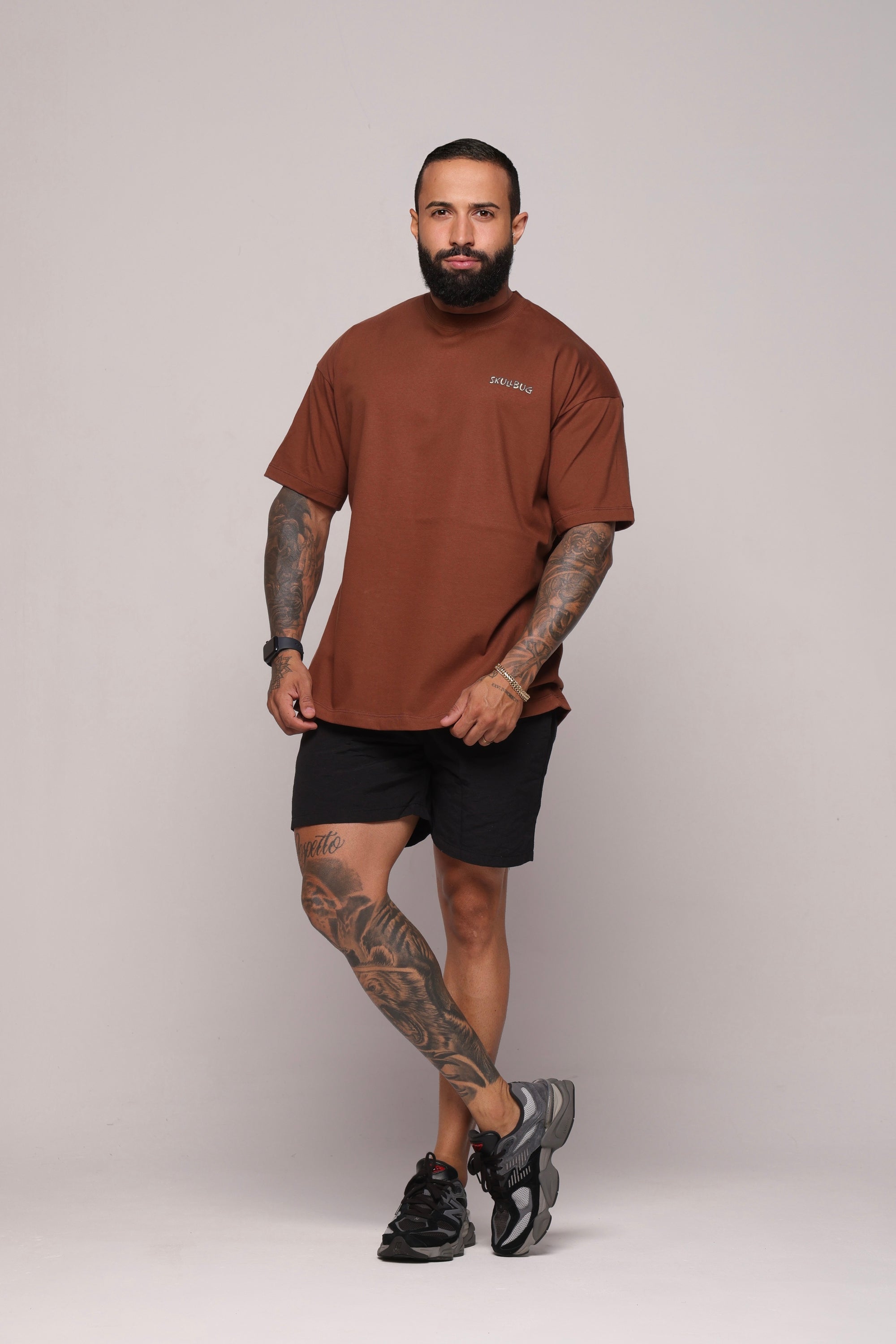 Camiseta oversized "He is Rizzin" strong marrom - 250g