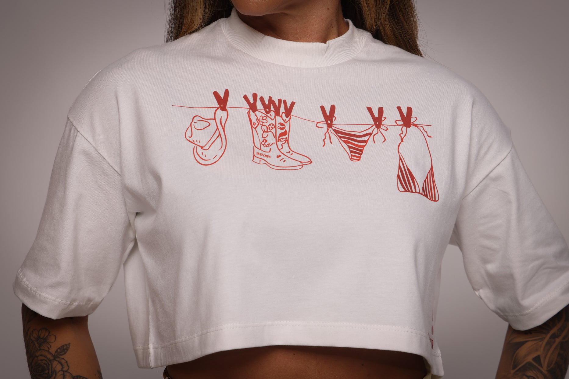Cropped oversized "Bikini & boots"