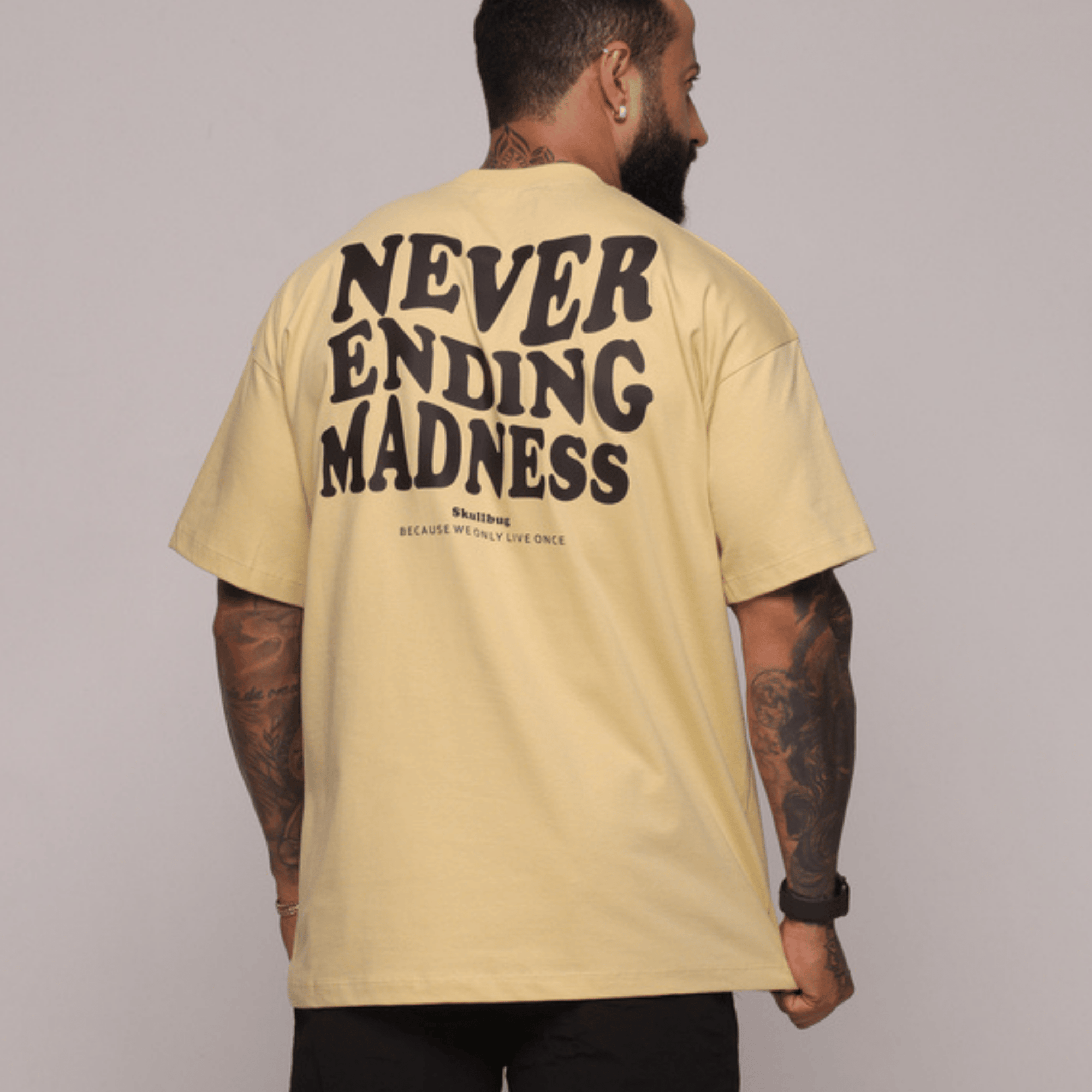 Camiseta oversized "Never ending" strong mostarda = 250g