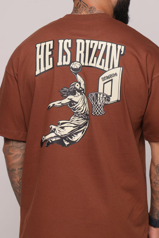 Camiseta oversized "He is Rizzin" strong marrom - 250g
