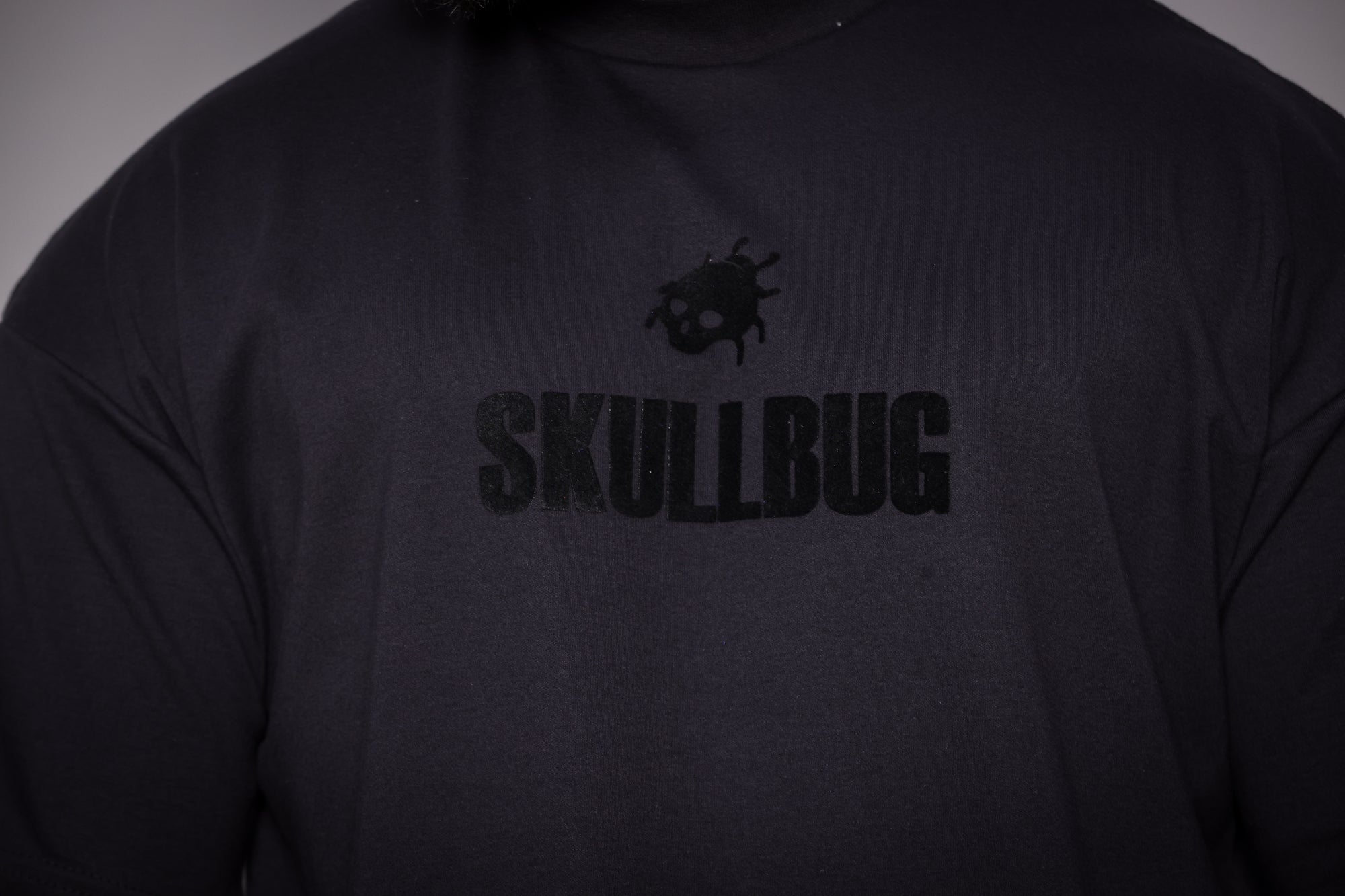 Camiseta oversized preta flocada -230g