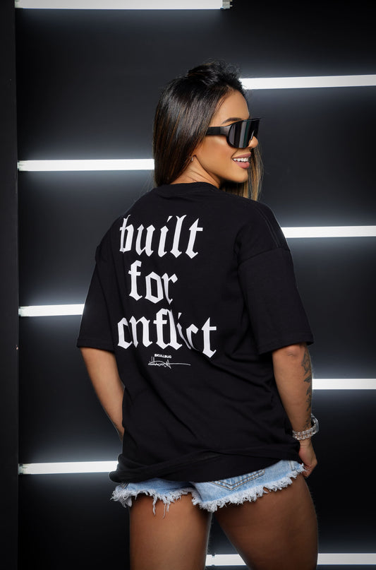 Camiseta oversized "Built for conflict" - preta