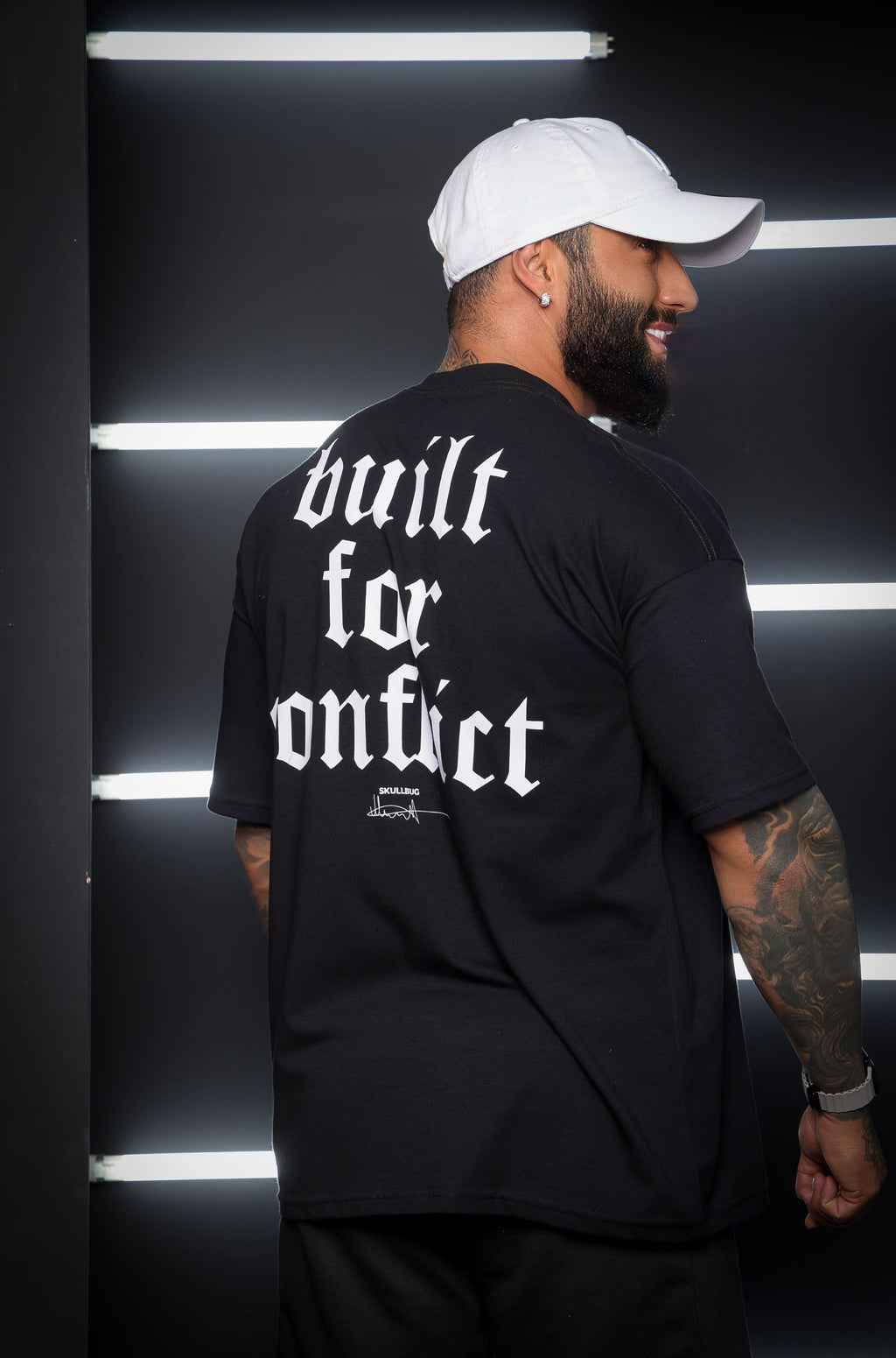 Camiseta oversized "Built for conflict" - preta